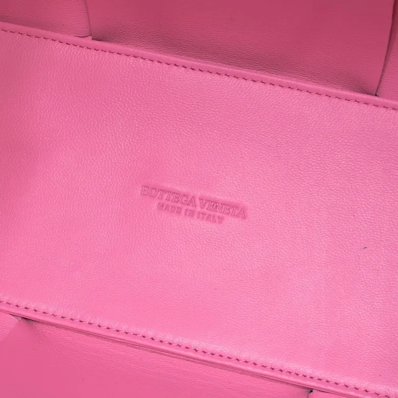 Batch 1760 medium arco, BottegaVeneta# official website latest sheepskin with inner sheepskin SLIP tote handbag, and the logo has been changed to the side panel😍The oversized woven design really makes it a huge gap from ordinary tote bags🔗🔗Different color combinations inside and outside ⛓Daniel Lee leads the brand's DNA to continue to evolve with fresh inspiration🧬🧬showing a balanced style of luxury and reality👉: 30*20*12 Model: 9893#